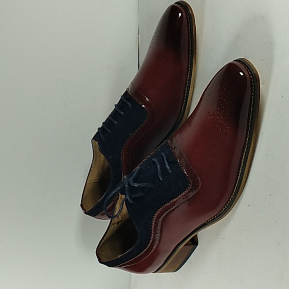 New, Never Worn Men Two Tone Lace Up Medallion Wing Tip Dress Shoes Size 13.
